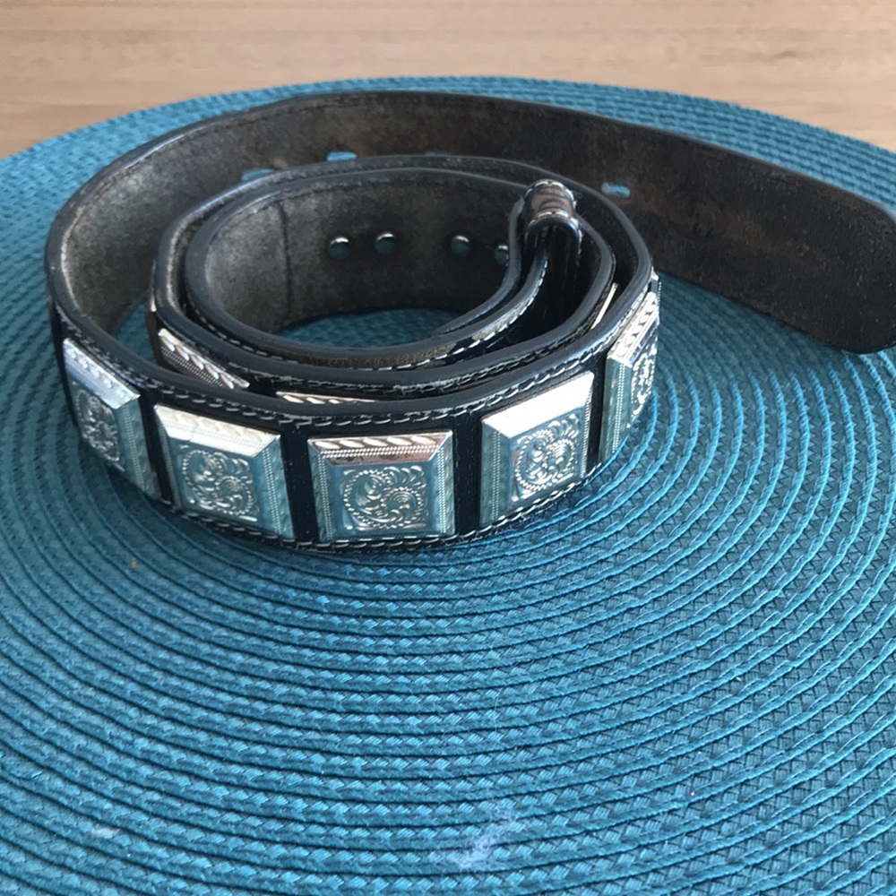 JD Leather distresses belt.